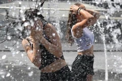 Người dân tìm cách chống nắng nóng ở Athens. (Nguồn: AMNA)