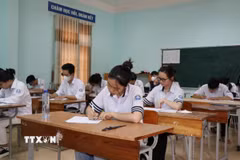 Thí sinh thi tốt nghiệp trung học phổ thông. (Ảnh: TTXVN)
