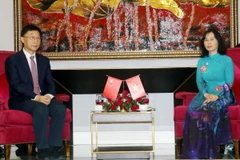 Bí thư Khu ủy Quảng Tây Lưu Ninh (trái) và Phó Bí thư Tỉnh ủy Quảng Ninh Trịnh Thị Minh Thanh. (Ảnh: Văn Đức/TTXVN)