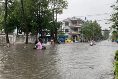 Khu vực gần ngã 4 Phạm Hùng-Lạc Hồng bị ngập sâu làm chết máy nhiều phương tiện giao thông. (Ảnh: Văn Sĩ/TTXVN)