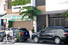 Cơ quan Cảnh sát điều tra Bộ Công an tiến hành khám xét nơi ở của ông Xà Dương Thắng, nguyên Giám đốc Sở Xây dựng, nguyên Bí thư Huyện ủy Bắc Bình, tỉnh Bình Thuận. (Ảnh: Nguyễn Thanh/TTXVN)