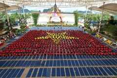 Các vận động viên Yoha cùng màn biểu diễn xếp hình cờ đỏ, sao vàng. (Ảnh: Thanh Vân/TTXVN)