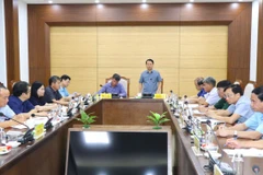 Toàn cảnh họp khẩn trong đêm của Bộ trưởng Bộ Tài nguyên và Môi trường Đỗ Đức Duy với tỉnh Yên Bái. (Ảnh: Tuấn Anh/TTXVN)