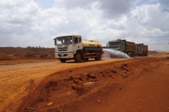 Tưới nước hạn chế bụi phát tán trong quá trình san nền Sân bay Long Thành. (Ảnh: TTXVN phát)