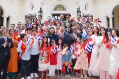 Tổng Bí thư, Chủ tịch nước Tô Lâm và Phu nhân với cán bộ, nhân viên Đại sứ quán và cộng đồng người Việt Nam tại Cuba. (Ảnh: Lâm Khánh/TTXVN)