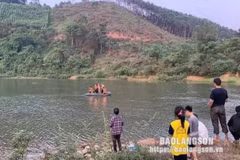 Gia đình và lực lượng chức năng tìm kiếm học sinh bị đuối nước. (Nguồn: Báo Lạng Sơn)
