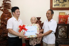 Phó Chủ tịch Thường trực UBND tỉnh Nam Định Trần Anh Dũng tặng quà cho Bà mẹ Việt Nam Anh hùng Trần Thị Chúc, sinh năm 1925, tại xã Mỹ Thắng. (Ảnh: Công Luật/TTXVN)