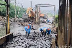 Công ty CP Xây dựng dịch vụ và thương mại 68 nhanh chóng khắc phục triệt để, thu gom toàn bộ lượng bùn thải phát sinh ra tuyến đường nội bộ, hôm 4/5. (Ảnh: Minh Nghĩa/TTXVN)