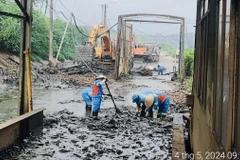 Công ty CP Xây dựng dịch vụ và thương mại 68 nhanh chóng khắc phục triệt để, thu gom toàn bộ lượng bùn thải phát sinh ra tuyến đường nội bộ, hôm 4/5. (Ảnh: Minh Nghĩa/TTXVN)