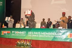 Người đứng đầu chính quyền quân sự Niger Abdourahamane Tiani (giữa), Mali Assimi Goita (trái) và Burkina Faso Ibrahim Traore tại lễ ký hiệp ước thành lập Liên minh các quốc gia Sahel (AES), ở Niamey, ngày 6/7/2024. (Ảnh: Getty Images/ TTXVN)