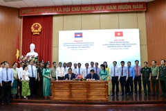 Lãnh đạo tỉnh An Giang với tỉnh Takeo - Vương quốc Campuchia ký biên bản hợp tác năm 2024. (Ảnh: Thanh Sang/TTXVN)