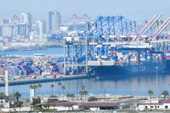 Hoạt động tại cảng hàng hóa Long Beach ở California, Mỹ. (Ảnh: AFP/TTXVN)