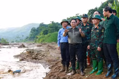 Thủ tướng Phạm Minh Chính chỉ đạo công tác tìm kiếm nạn mất tích do sạt lở đất tại làng Nủ. (Ảnh: Dương Giang/TTXVN)