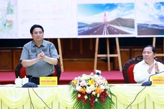 Thủ tướng Phạm Minh Chính làm việc với Ban Thường vụ Tỉnh ủy Hòa Bình. (Ảnh: Dương Giang/TTXVN)