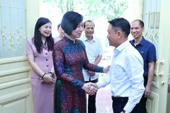 Ông Nguyễn Đức Lợi, Phó Chủ tịch thường trực Hội Nhà báo Việt Nam tiếp đón Tổng Giám đốc Vũ Việt Trang và Đoàn TTXVN. (Ảnh: Minh Đức/TTXVN)