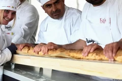 Kỷ lục bánh mỳ baguette dài nhất thế giới. (Nguồn: Reuters)