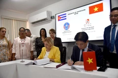 Chủ tịch Liên đoàn Luật sư Việt Nam Đỗ Ngọc Thịnh và Chủ tịch Tổ chức các Công ty Luật Cuba Lilia María Hernández Doejo ký thỏa thuận hợp tác. (Ảnh: TTXVN phát)