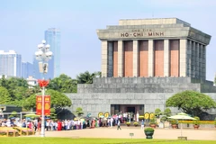 Người dân xếp hàng vào Lăng viếng Bác. (Ảnh: Tuấn Đức/TTXVN)