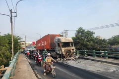 Hiện trường vụ cháy xe container. (Ảnh: TTXVN phát)