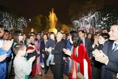 Tổng Bí thư Nguyễn Phú Trọng gặp gỡ nhân dân Hà Nội tại khu vực Tượng đài Lý Thái Tổ, tối 15/2/2018 (30 Tết Nguyên đán Mậu Tuất). (Ảnh: Trí Dũng/TTXVN)