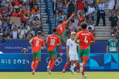 Tiền đạo Rahimi Soufiane (9) ăn mừng sau khi mở tỷ số cho Olympic Maroc. (Ảnh: Hoàng Linh/TTXVN)