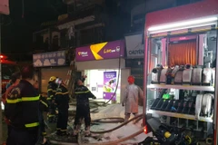 Lực lượng phòng cháy chữa cháy triển khai làm nhiệm vụ tại hiện trường. (Ảnh: Tuấn Anh/TTXVN)