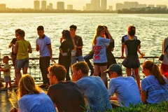 Người dân và du khách nước ngoài vui chơi tại Hồ Tây. (Ảnh: Khánh Hòa/TTXVN)