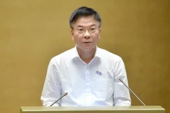 Phó Thủ tướng, Bộ trưởng Bộ Tư pháp Lê Thành Long trình bày Tờ trình về phương án gia hạn trả nợ đối với khoản vay tái cấp vốn theo Nghị quyết số 135/2020/QH14 ngày 17/11/2020 của Quốc hội. (Ảnh: Phương Hoa/TTXVN)