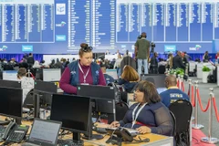 Nhân viên Ủy ban Bầu cử Độc lập (IEC) làm việc tại trung tâm kết quả quốc gia ở Midrand, Nam Phi. (Ảnh: THX/TTXVN)