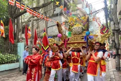 Rước kiệu trong lễ hội truyền thống Thăng Long Tứ Trấn-đền Kim Liên (Hà Nội). (Ảnh: Minh Ngọc/TTXVN phát)