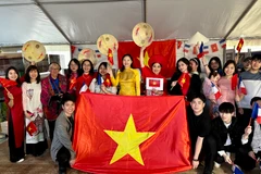 Đoàn Việt Nam tham dự Ngày hội Cuối tuần Pháp ngữ 2024 ở thành phố Yèbles. (Ảnh: Nguyễn Thu Hà/TTXVN)