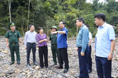 Phó Chủ tịch Quốc hội Trần Quang Phương kiểm tra công tác khắc phục trận lũ quét tại xã Mường Pồn, huyện Điện Biên. (Ảnh: Xuân Tư/TTXVN)