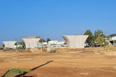 Cầu vượt quốc lộ 51 dự án đường 991B hiện vẫn còn ngổn ngang. (Ảnh: Hoàng Nhị/TTXVN)