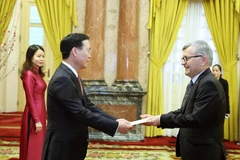 Chủ tịch nước Võ Văn Thưởng tiếp nhận Quốc thư của Đại sứ Ba Lan Aleksander Surdej. (Ảnh: Thống Nhất/TTXVN)
