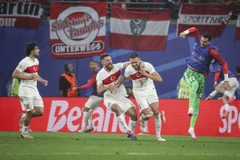 Merih Demiral (số 3) lập cú đúp, đưa Thổ Nhĩ Kỳ vào tứ kết EURO 2024. (Ảnh: AA/TTXVN)