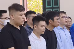 Bị cáo Nguyễn Minh Thành (ngoài cùng bên trái) cùng các đồng phạm tại phiên tòa. (Ảnh: Thành Phương/TTXVN)