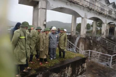 Bộ trưởng NN và PTNT Lê Minh Hoan kiểm tra công tác phòng chống bão số 3 tại hồ chứa nước Yên Lập (thị xã Quảng Yên). (Ảnh: Thanh Vân/TTXVN)