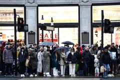 Người dân trên đường phố tại London, Anh. (Ảnh: AFP/TTXVN)