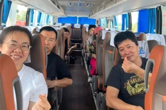 Hành khách trên chuyến xe chuyên tuyến Ga Phong Linh-Nam Ninh (Trung Quốc)-Bến xe Bãi Cháy-Hạ Long (Việt Nam). (Nguồn: báo Quảng Ninh)