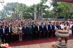 Các đại biểu dự lễ dâng hương tưởng niệm Ngày Tướng quân Phạm Ngũ Lão ra quân đánh giặc giữ nước. (Ảnh: Mai Ngoan/TTXVN)