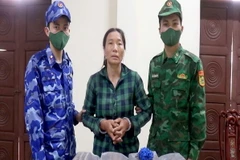 Đối tượng Nguyễn Thị Thủy cùng tang vật cơ quan chức năng. (Ảnh: TTXVN phát)