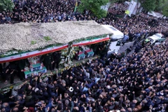 Video 'biển người' đưa tiễn cố Tổng thống Iran Ebrahim Raisi