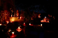 Bên cạnh ý nghĩa “mua may bán rủi”, chợ Âm Dương còn mang ý nghĩa tâm linh, tạo cơ hội cho người chết và người sống gặp nhau. (Ảnh: Minh Sơn/Vietnam+)