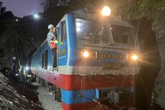 Đoàn tàu hàng HH 84 nặng gần 850 tấn với 18 toa hàng bắt đầu thử tải hầm đường sắt Bãi Gió. (Ảnh: Đặng Tuấn/TTXVN)