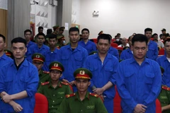 Các bị cáo nghe Tòa tuyên án. (Ảnh: Lê Sen/TTXVN)