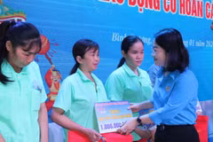 Liên đoàn lao động tỉnh Bình Dương trao nhiều phần quà và tiền mặt hỗ trợ người lao động khó khăn. (Ảnh: Huyền Trang/TTXVN)