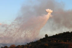 Khói bốc lên sau cuộc pháo kích của Israel nhằm vào làng Dhaira, miền Nam Liban ngày 16/10/2023. (Ảnh: AFP/TTXVN)