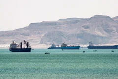 Tàu thuyền di chuyển qua kênh đào Suez, Ai Cập. (Ảnh: AFP/TTXVN)