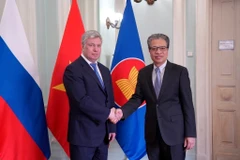 Đại sứ Đặng Minh Khôi (bên phải) và Thống đốc tỉnh Ulyanovsk Aleksey Yurevich Russkich. (Ảnh: Quang Vinh/TTXVN)