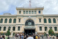 Đông đảo khách tham quan tại khu vực Bưu điện Thành phố Hồ Chí Minh. (Ảnh: Thu Hương/TTXVN)